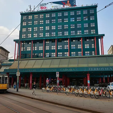 Cadorna Prestigious - Modern Architecture In Front Of The Station アパート ミラノ